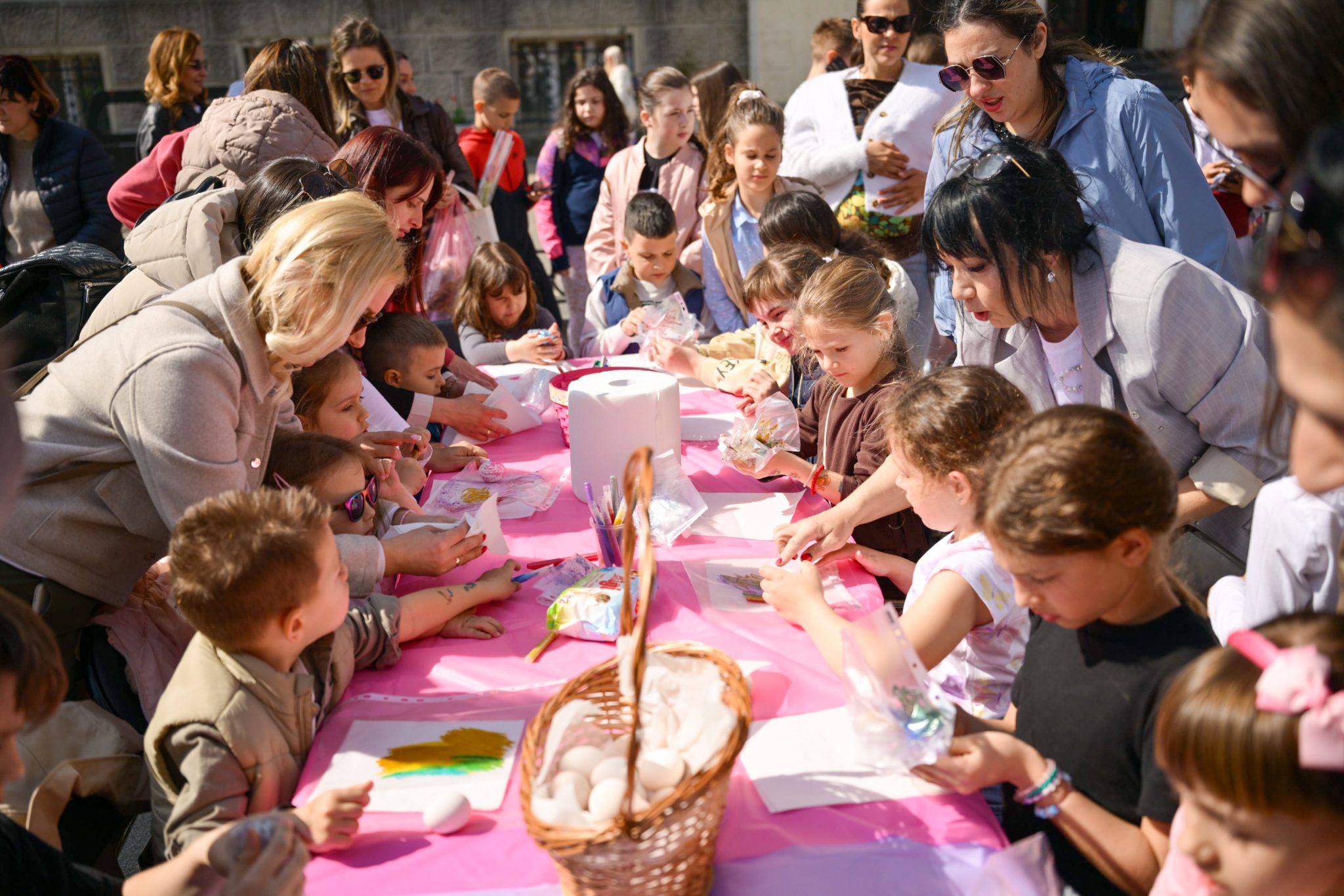 DUH OBIČAJA: Održana tradicionalna radionica bojenja jaja