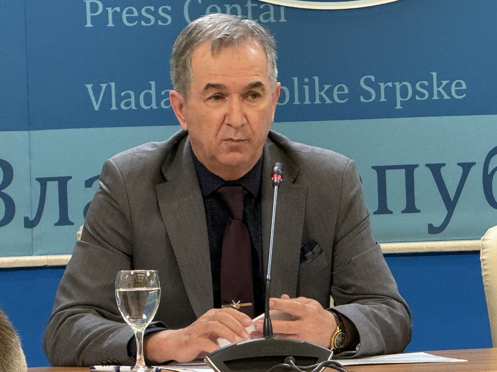 Bez procedura, Puhovac: Odričemo se 10 feninga od akciza na gorivo