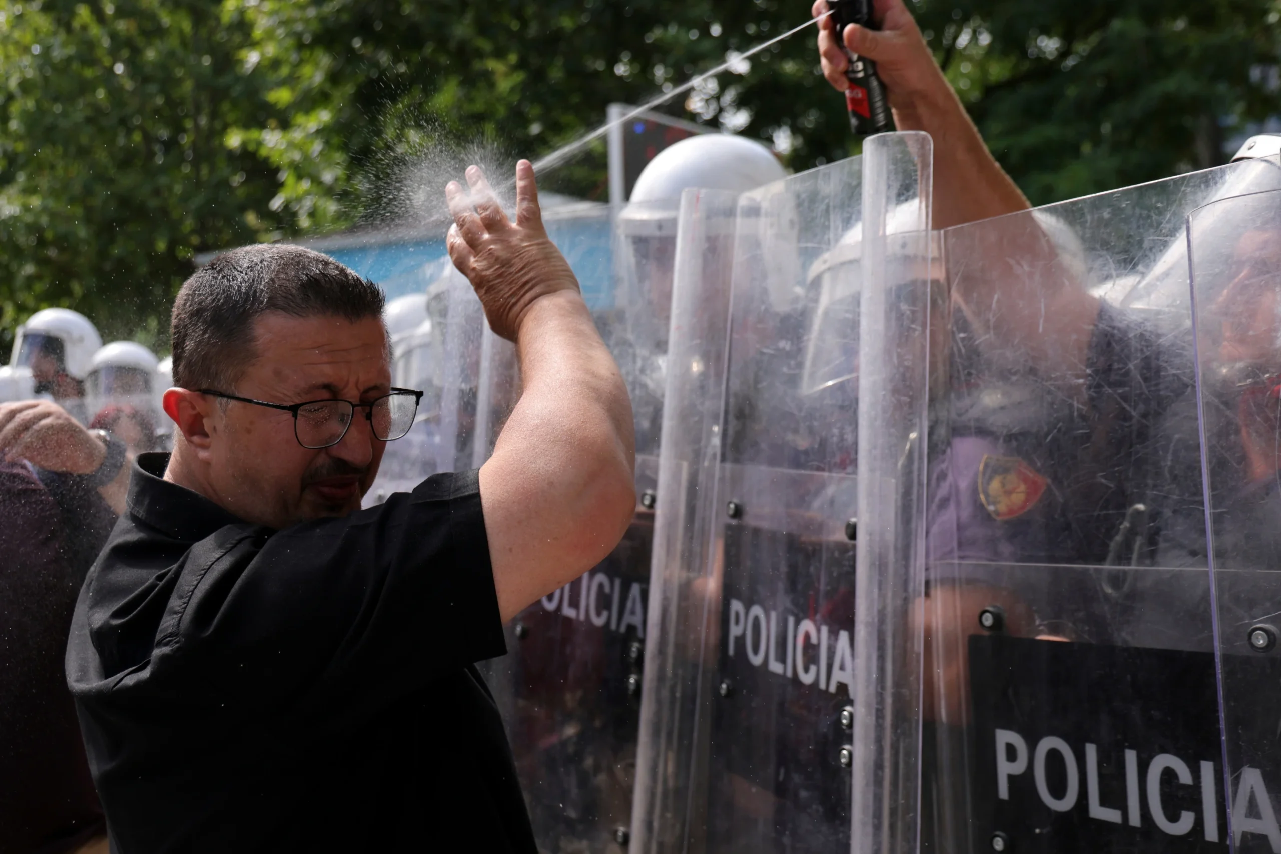 PROTESTI U TIRANI ne prestaju: Građani i dalje traže ostavku Rame