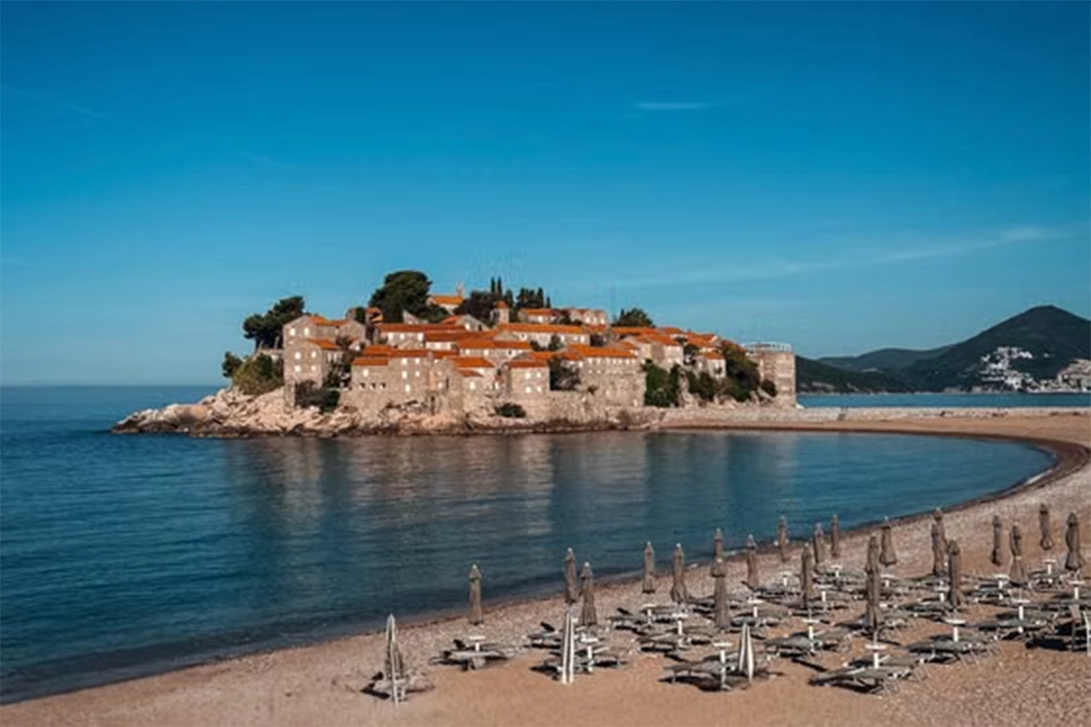 VJEROVALI ILI NE Komplet ležaljki i suncobran na plaži u Crnoj Gori koštaju 240 evra