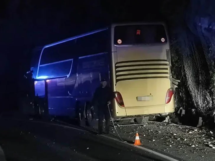 AUTOBUS sa đacima udario u stijene, vođi puta se bore za život